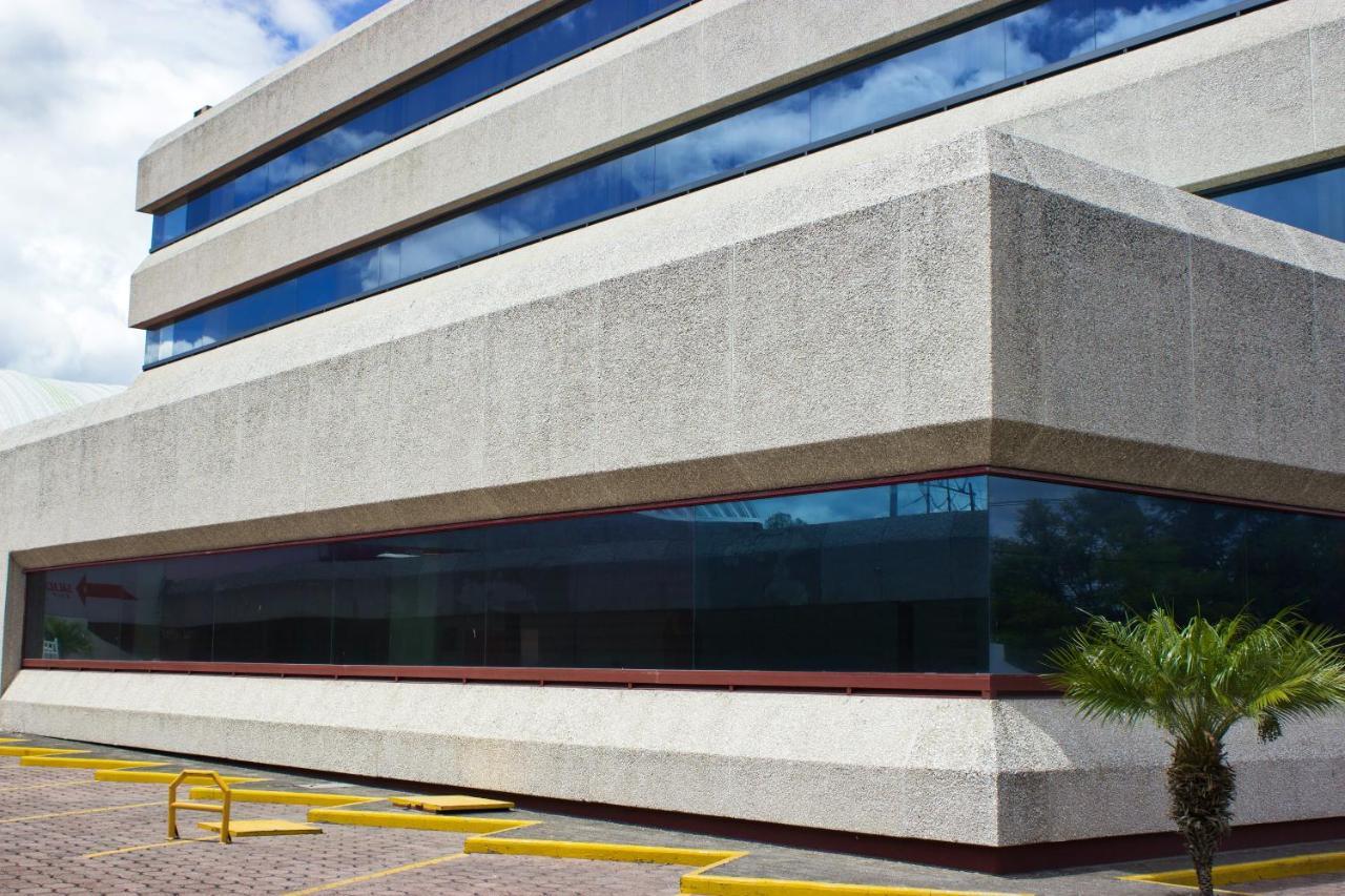 San Juan Park Hotel 산후안델리오 외부 사진 The headquarters of the National Institute of Statistics of El Salvador.