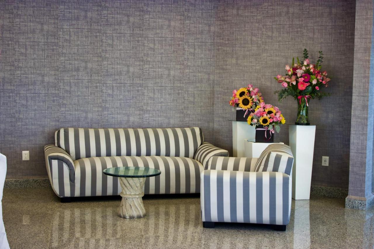 San Juan Park Hotel 산후안델리오 외부 사진 A sofa and armchair